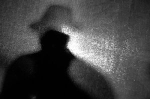 uomo-misterioso-ombra1